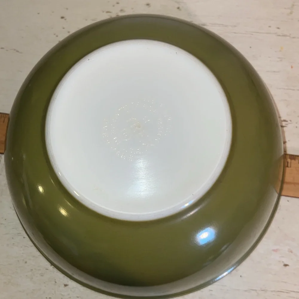 Pyrex 403 2.5 qt Olive Green Mixing Bowl